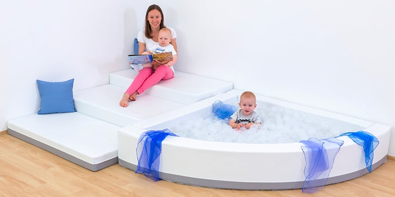 Betzold Podeste-Set Berna Betzold Podeste-Set Berna mit Mutter und zwei Kleinkindern, transparenten Bällen und blauem Kissen
