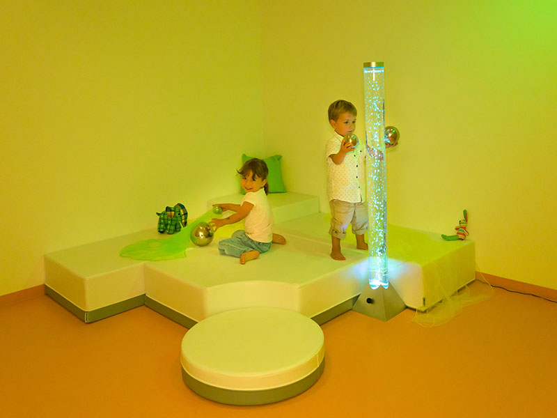 Betzold Podeste-Set Dana mit Wassersäule Betzold Podeste-Set Dana mit Wassersäule und spielenden Kindern im Snoezelraum