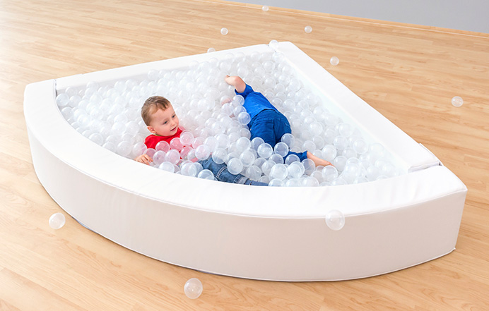 Betzold Bällebad Sinne Betzold Bällebad Sinne mit transparenten Bällen und spielenden Kindern