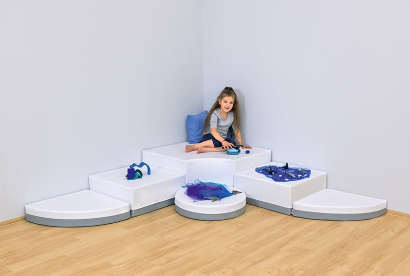 Betzold Podeste-Set Freya Betzold Podeste-Set Freya mit blauer Deko und kleinem Mädchen