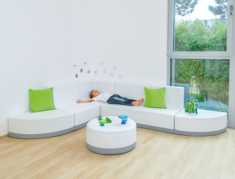 Betzold Alba Ecke für Sofa Betzold Alba Ecke für Sofa in grosser Stellweise mit Kind und Deko