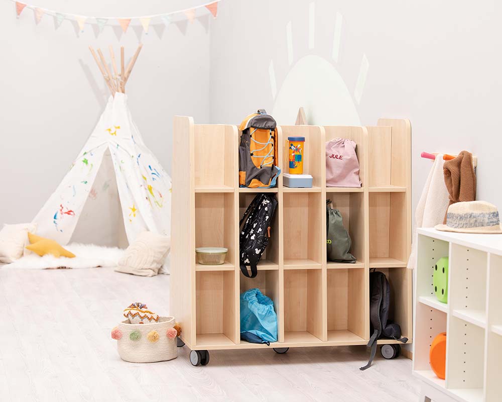EduCasa Armadio Taschenwagen mit verschiedenen Sporttaschen, Flexeoregal und Tipi im Hintergrund