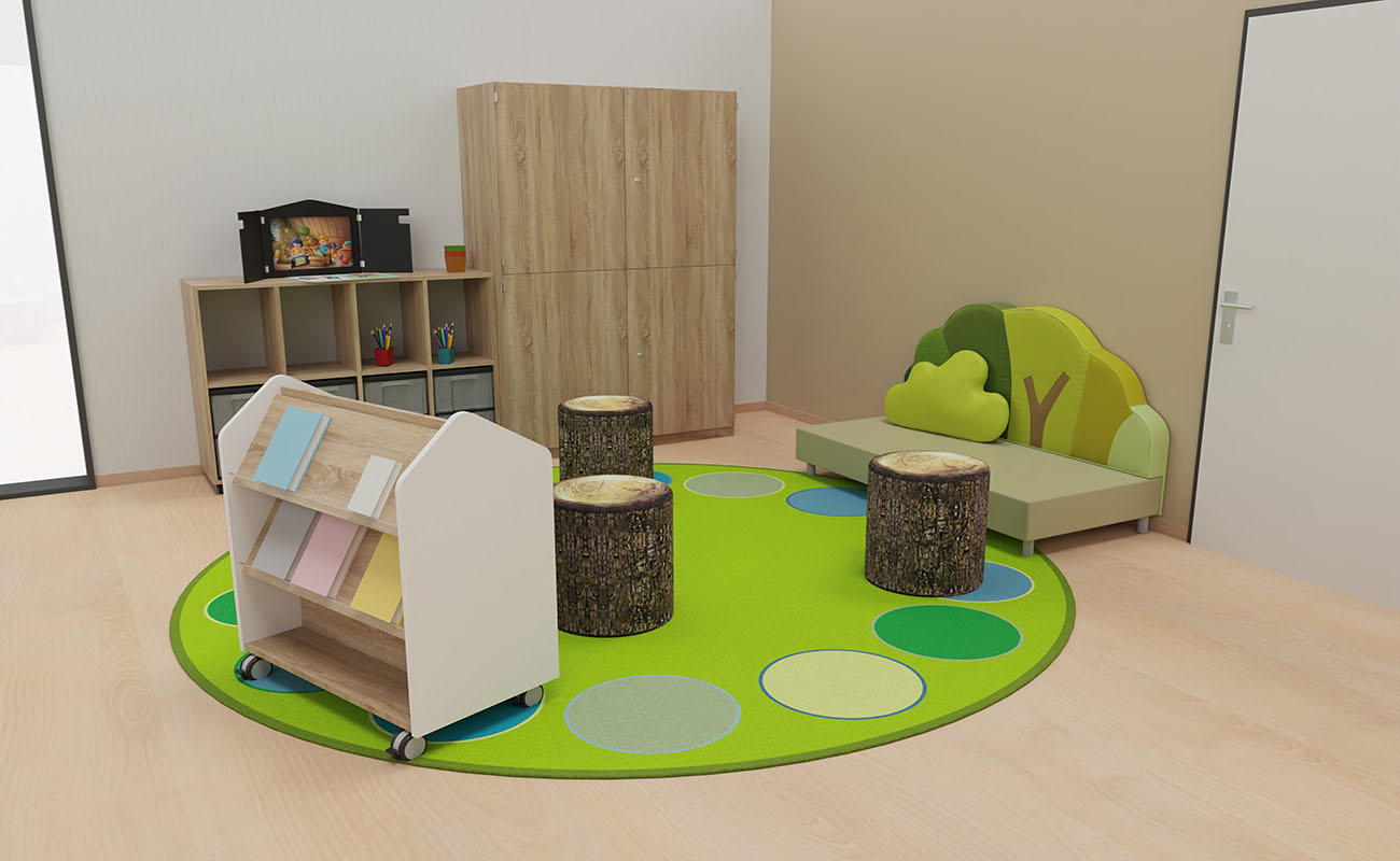 Gruppenraum Waldlichtung Ausschnitt mit EduCasa Teppich Dots, Baumstumpf-Polstern, Waldsofa, Flexeoschränken und EduCasa Bücherwagen