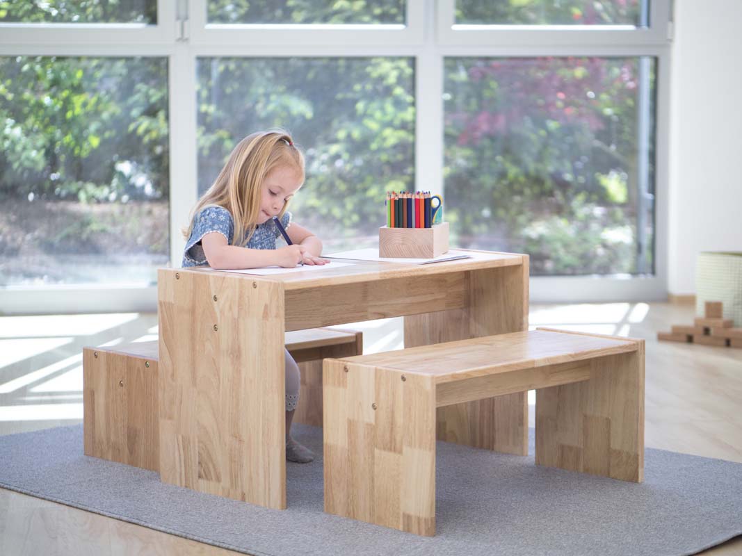 Betzold Holzsitzgruppe Betzold Holzsitzgruppe für Kinder mit malendem Mädchen