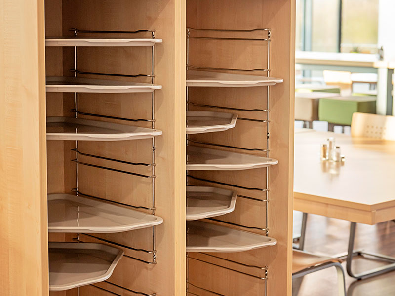 Flexeo Tablettwagen detailbild mit Trapeztabletts