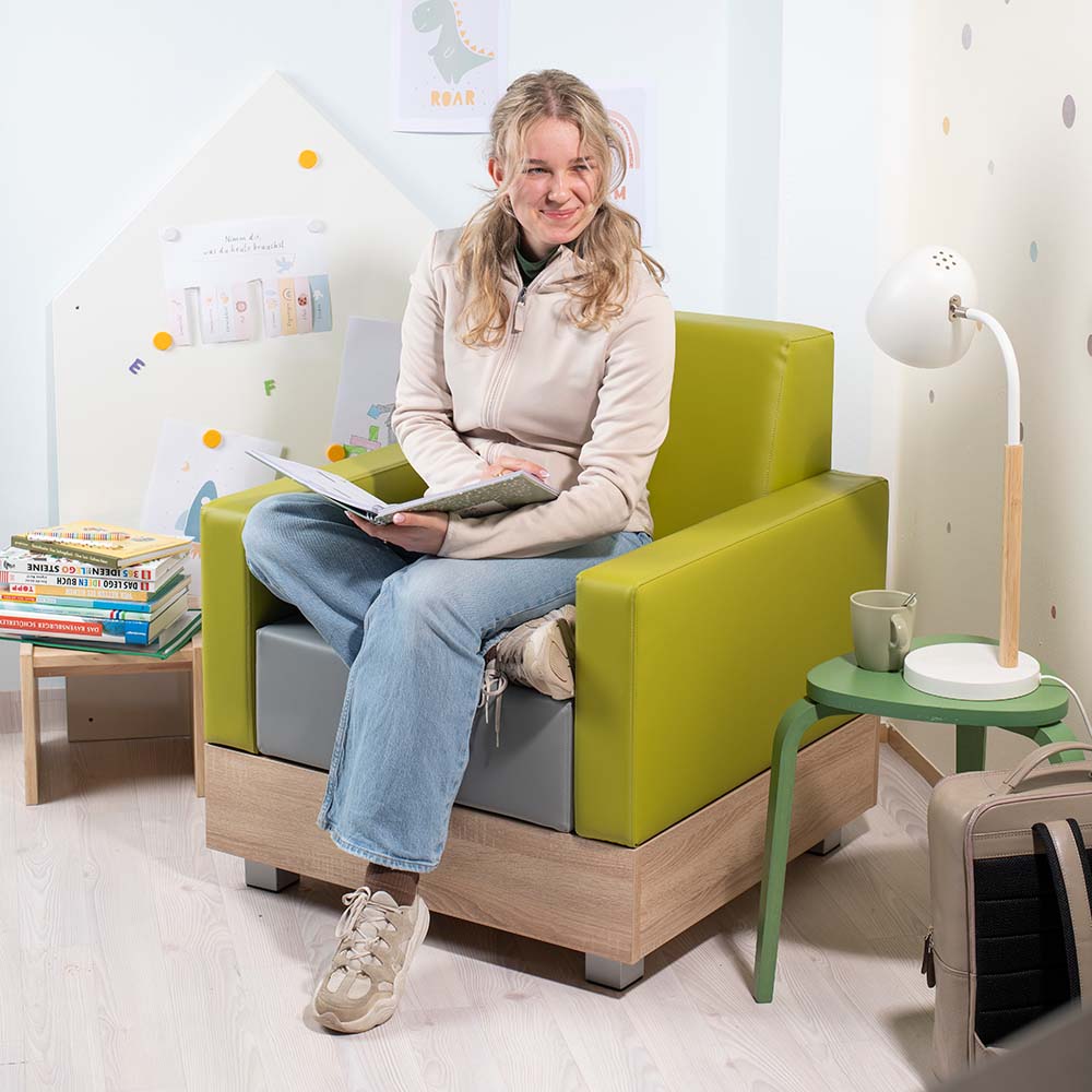 Chillo Sessel Chillo Sessel mit junger Frau, verschiedenen Büchern und Lampe in hellem Zimmer