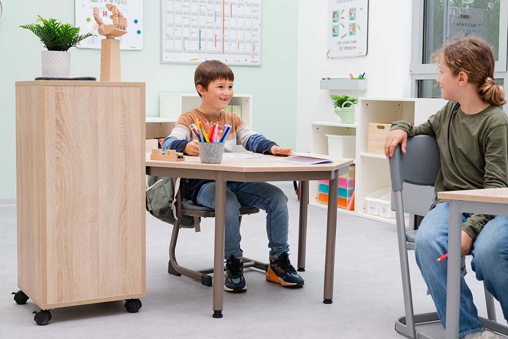 Betzold Sechsecktisch „LernFlex 2“ Betzold Sechsecktisch „LernFlex 2“ im Klassenzimmer mit LernFlex Caddy und Schülern