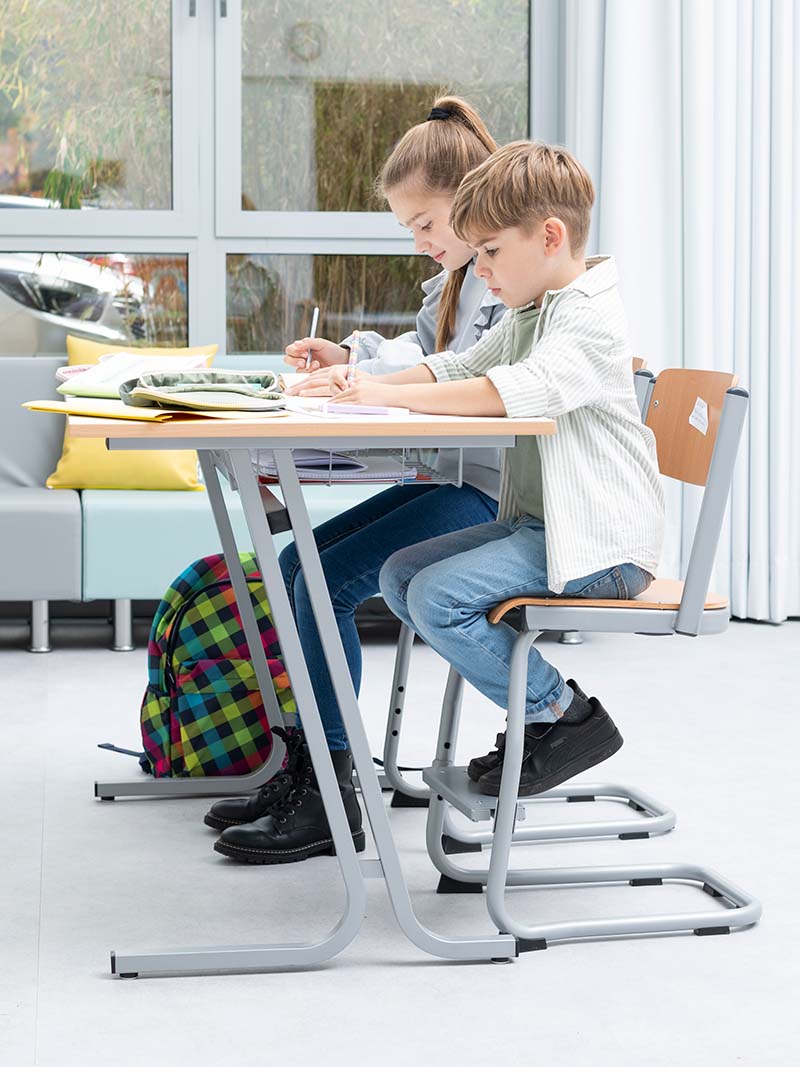 Fussrastenstuhl mit Holzsitzschale Anwendungsfoto Fussrastenstuhl mit Holzsitzschale mit Schülern im Klassenzimmer