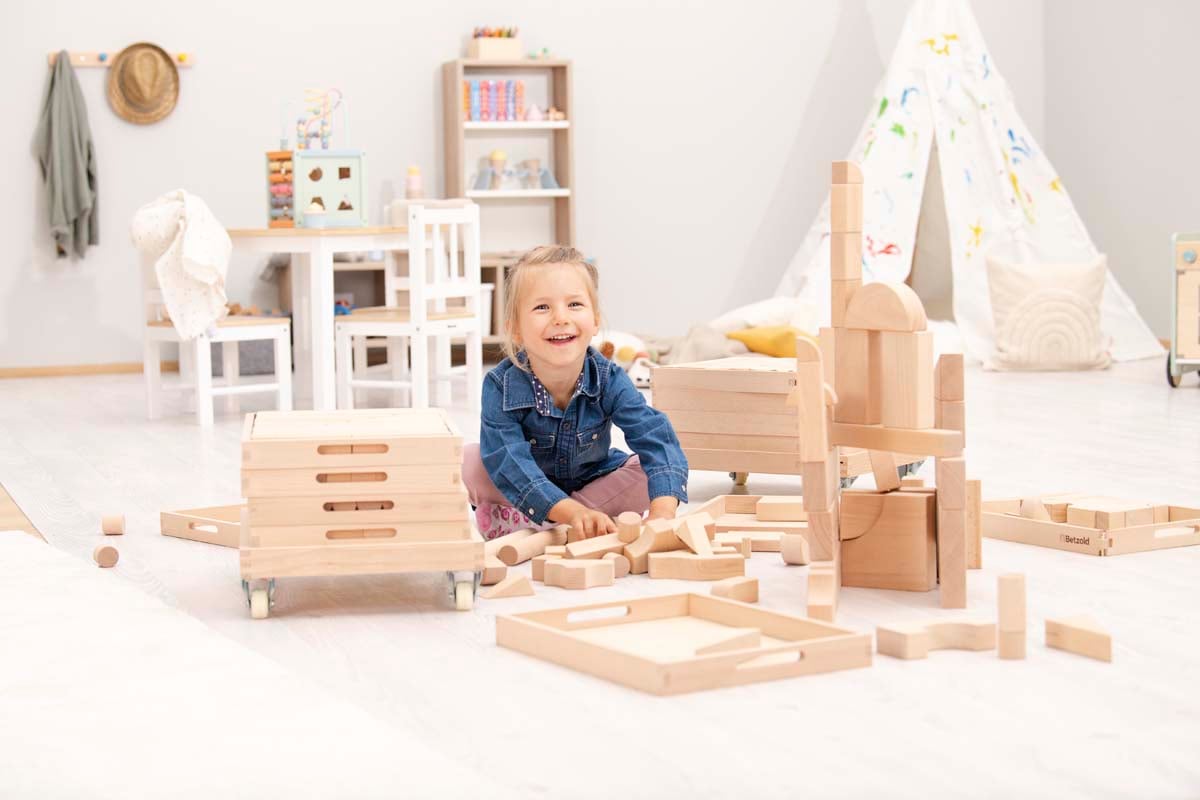 Betzold Bausteinwagen Betzold Bausteinwagen Gesamtansicht mit 6 Fächern, Kindersitzgruppe im Hintergrund