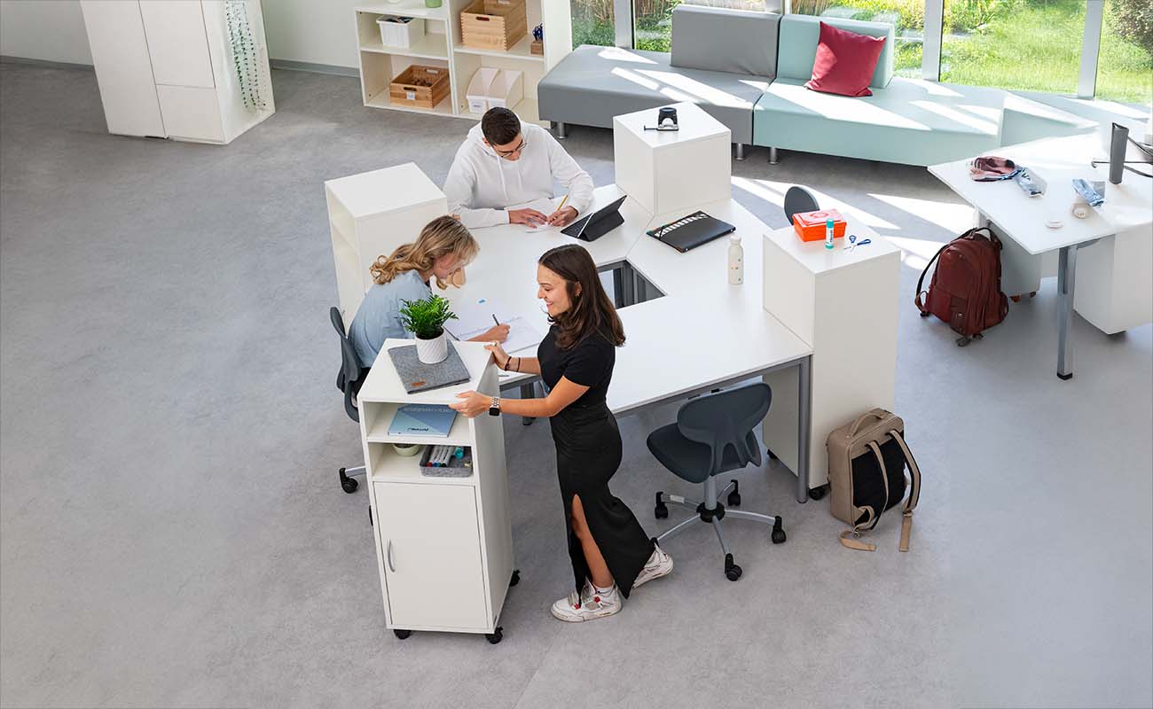 Betzold Lernflex Caddys modular im Raum mit X-Tra Stühlen, Anwendungsbild im Klassenzimmer
