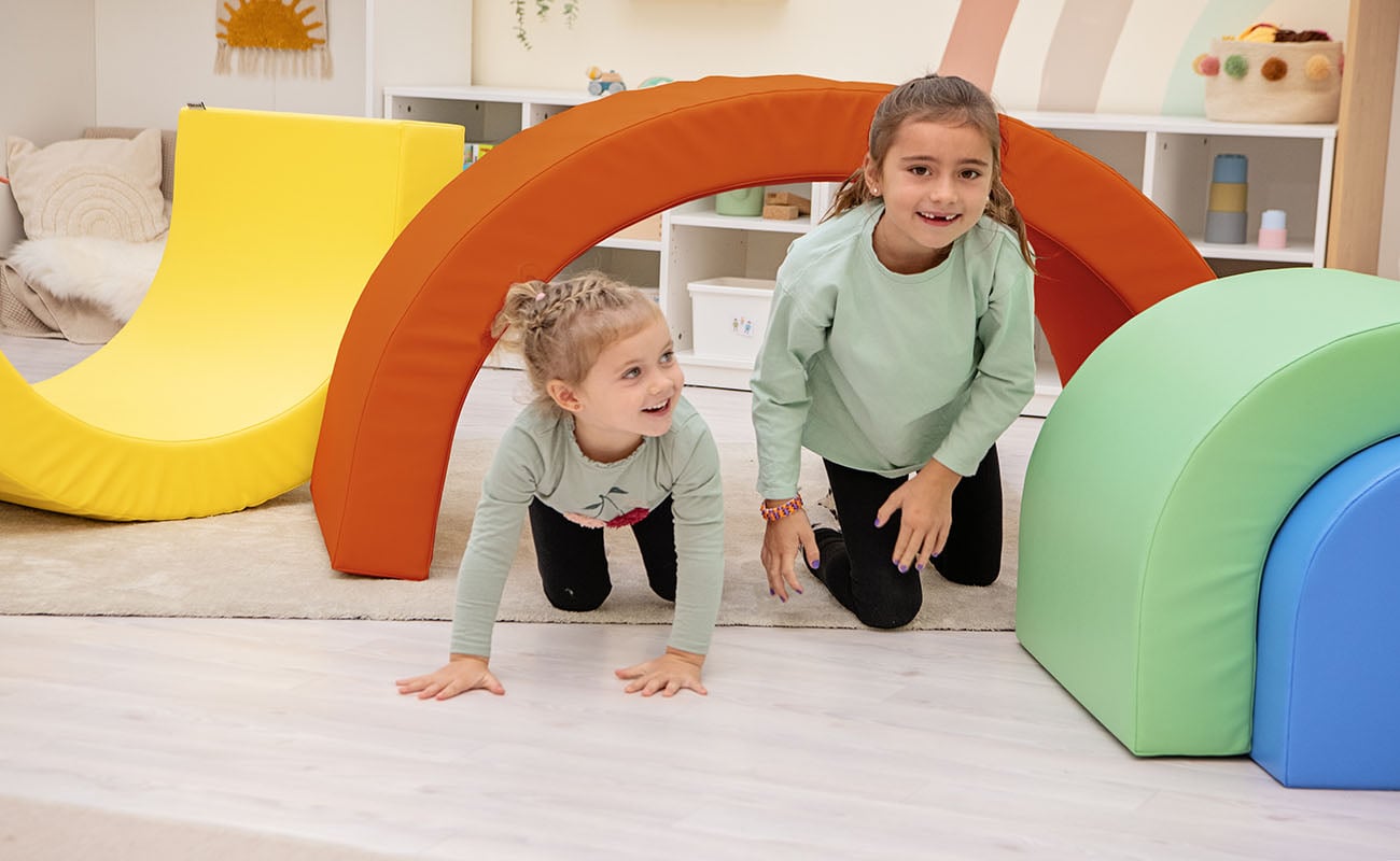 Betzold Softelemente Regenbogentunnel Betzold Softelemente Regenbogentunnel mit 2 spielenden Kindern