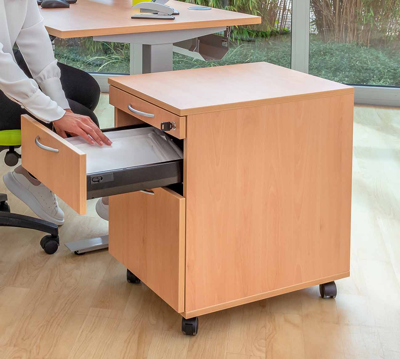 Flexeo Schreibtisch-Container mit 3 Schubladen und Flexeo Schreibtisch im Büro