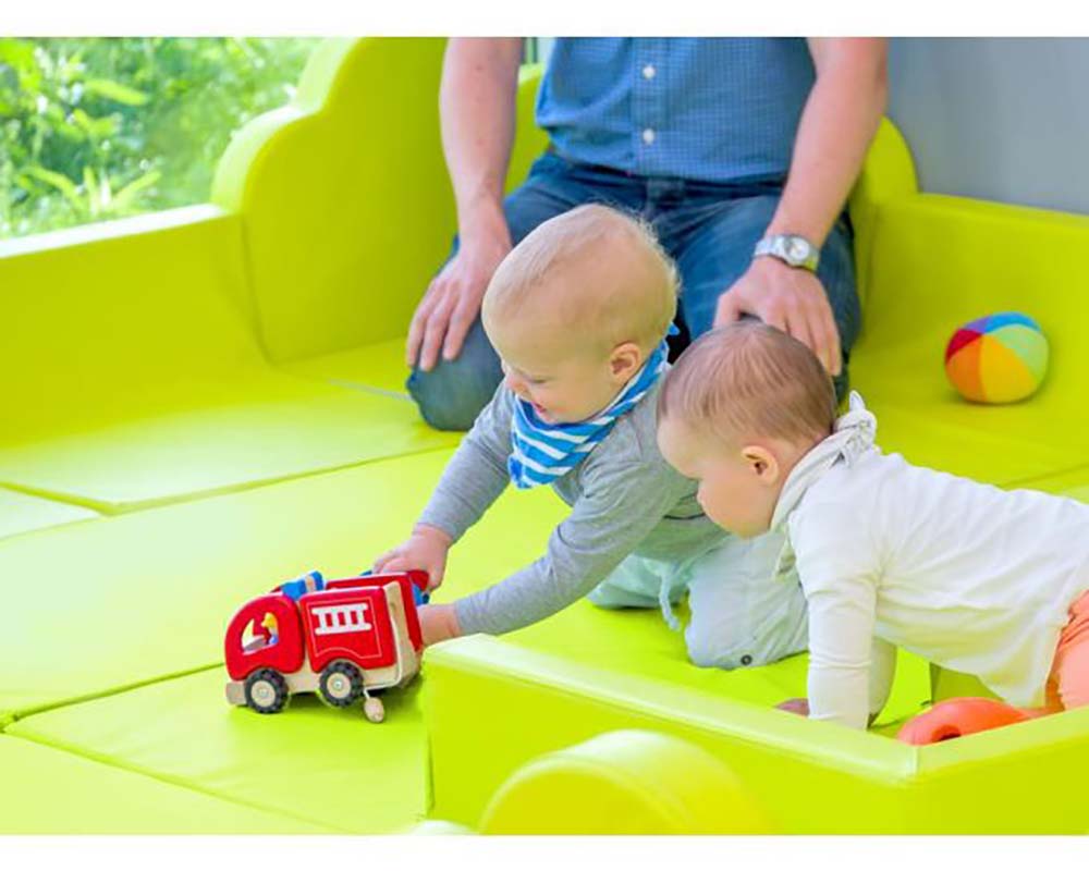 Betzold Vierfüssler-Wiese in grün mit kleinen Kindern beim Krabbeln