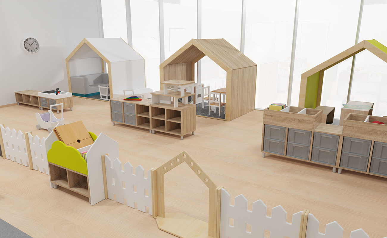 Gruppenraum Spieleparadies Ausschnitt mit Raumtrenner Gartenzaun, EduCasa Spielhäusern, Flexeo Regalen und Betzold Regalaufsatz Puppenhaus