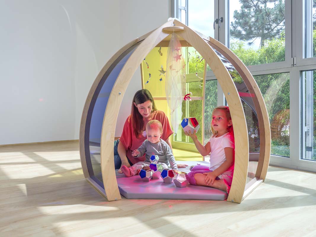 EduCasa Farbtempel EduCasa Farbtempel mit bunten Farben, Bodenmatte und 2 Kindern mit Erzieherin