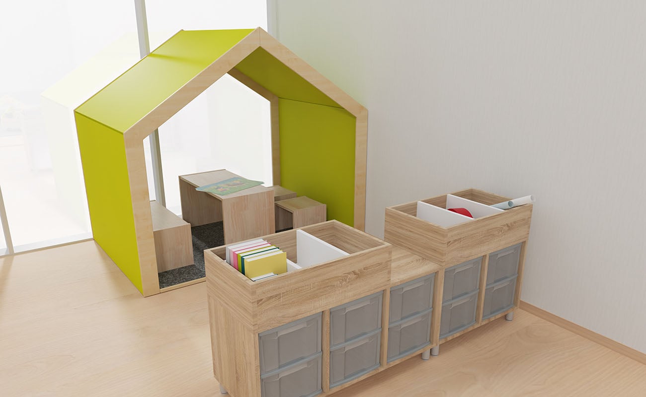 Gruppenraum Spieleparadies Gruppenraum Spieleparadies Ausschnitt mit EduCasa Spielhaus, Betzold Holz-Sitzgruppe und Flexeoregal mit Bücherkisten