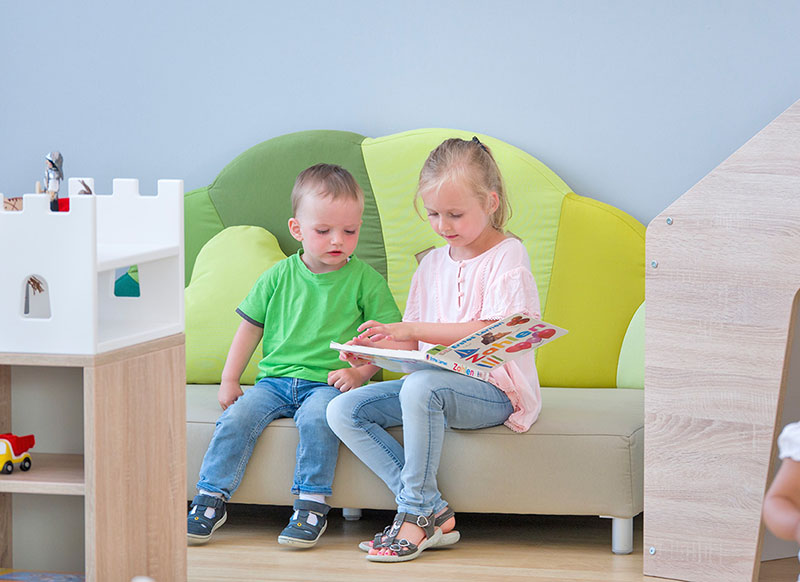 Betzold Waldsofa mit 2 Kindern und EduCasa Regalaufsatz Ritterburg