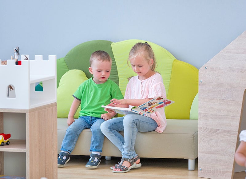 Betzold Waldsofa Betzold Waldsofa mit 2 Kindern und EduCasa Regalaufsatz Ritterburg