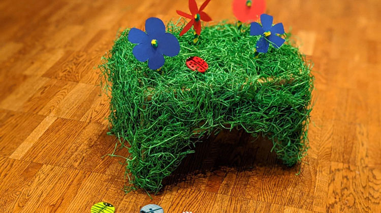 Blumenwiese mit Käfern aus Knöpfen gebastelt