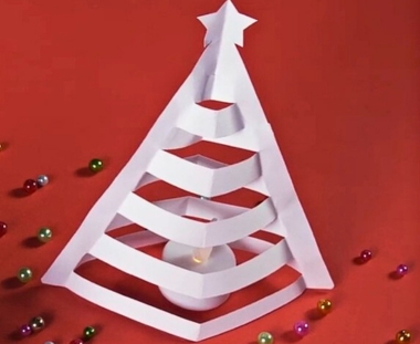 3D-Weihnachtsbaum Weihnachtsbaum aus Tonpapier mit LED-Licht auf rotemHintergrund