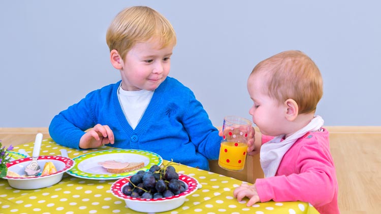 Kinder frühstücken mit dem Betzold Kindergartengeschirr
