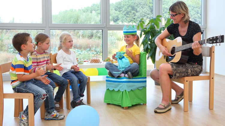 Kinder musizieren mit Lehrerin