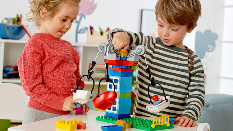 Tüfteln und Erfinden macht mit dem Lego Erlebnispark aus dem Betzold Shop einfach Spass!