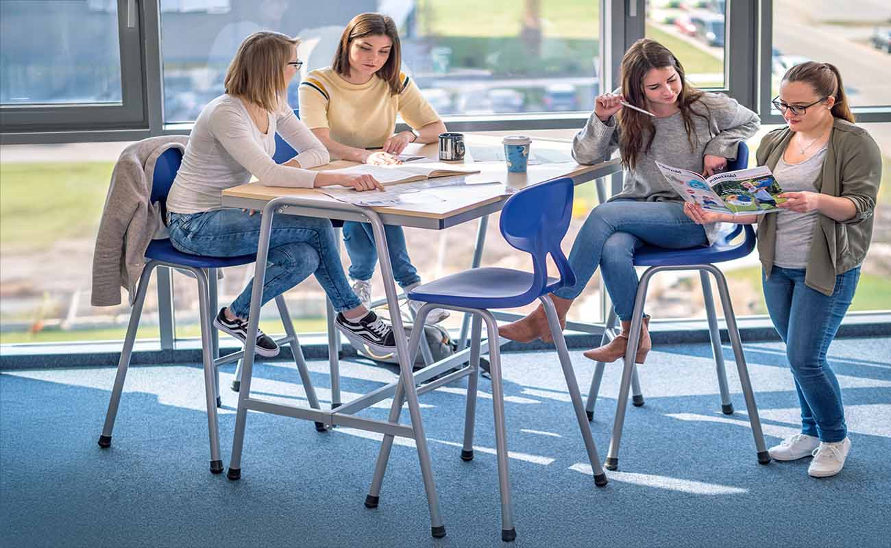 Betzold essBar Hochtisch und Betzold Hochstühle in Besprechungssituation