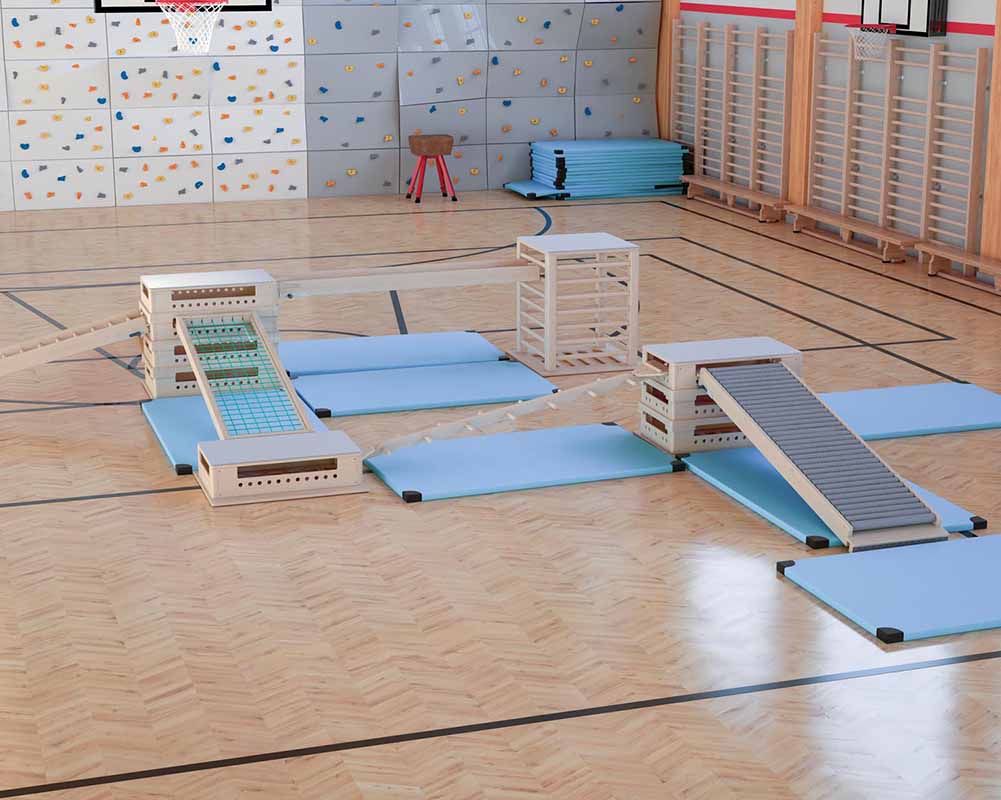 Sprossenturm und Rollrutsche Active im Sportsetting mit Fallmatten