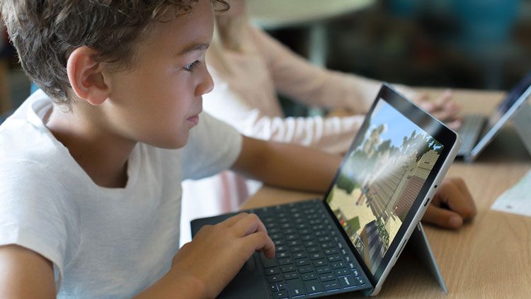 Schüler arbeitet mit einem Microsoft Surface.