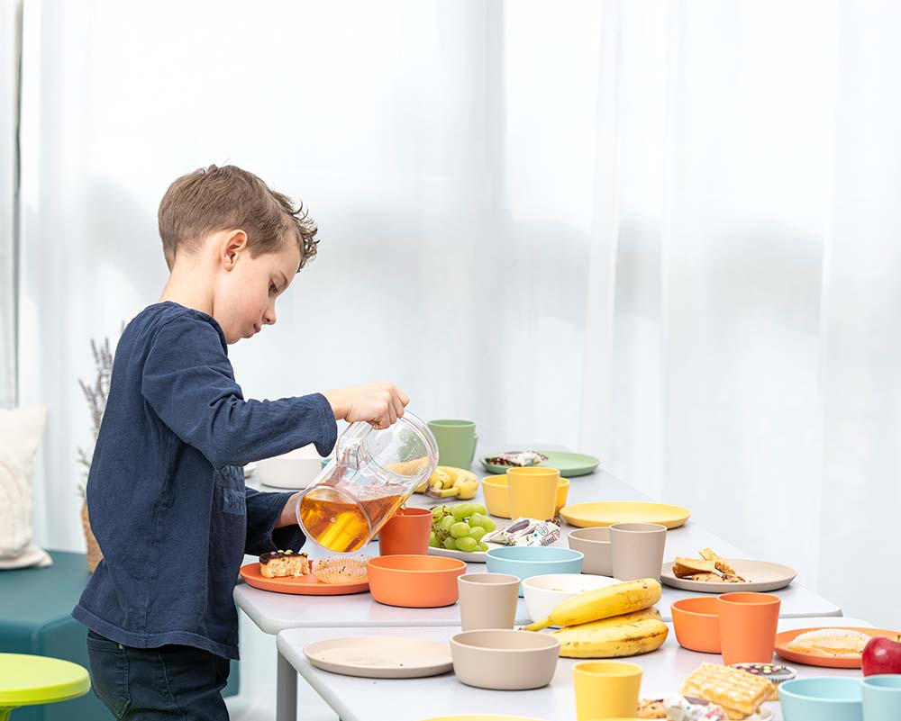 TreeNside Geschirr Anwendungsfoto TreeNside Kindergeschirr mit verschiedenem Essen und kleinem Jungen