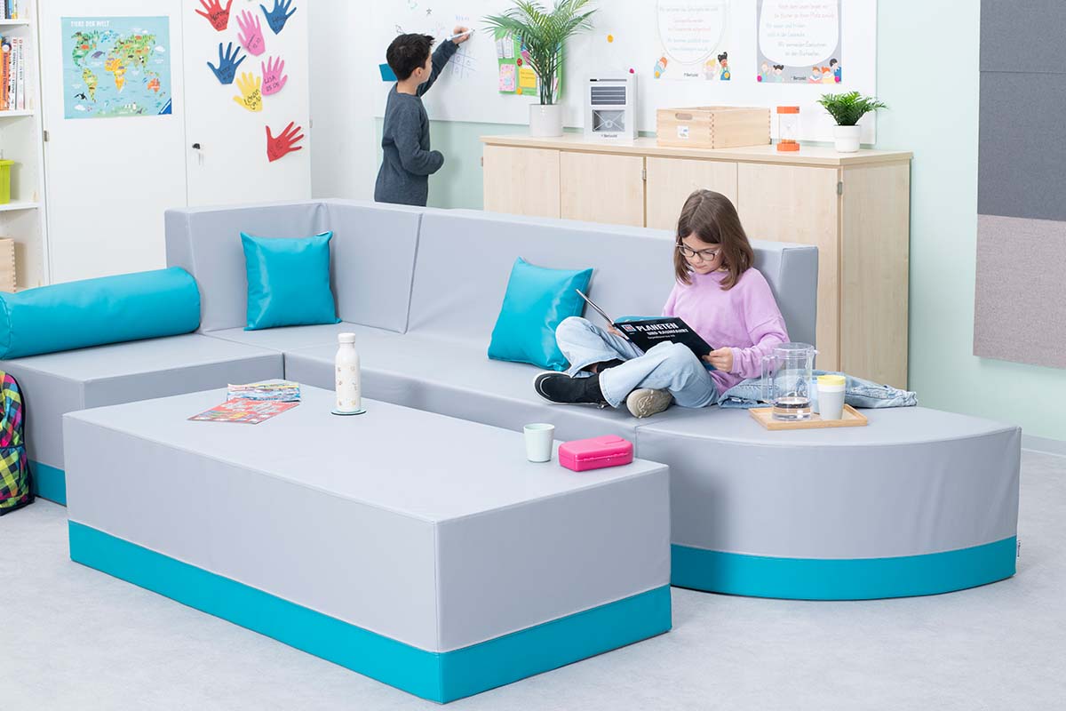 Clubbo Sofaelemente flexibel anordenbar im Raum mit Grundschülern