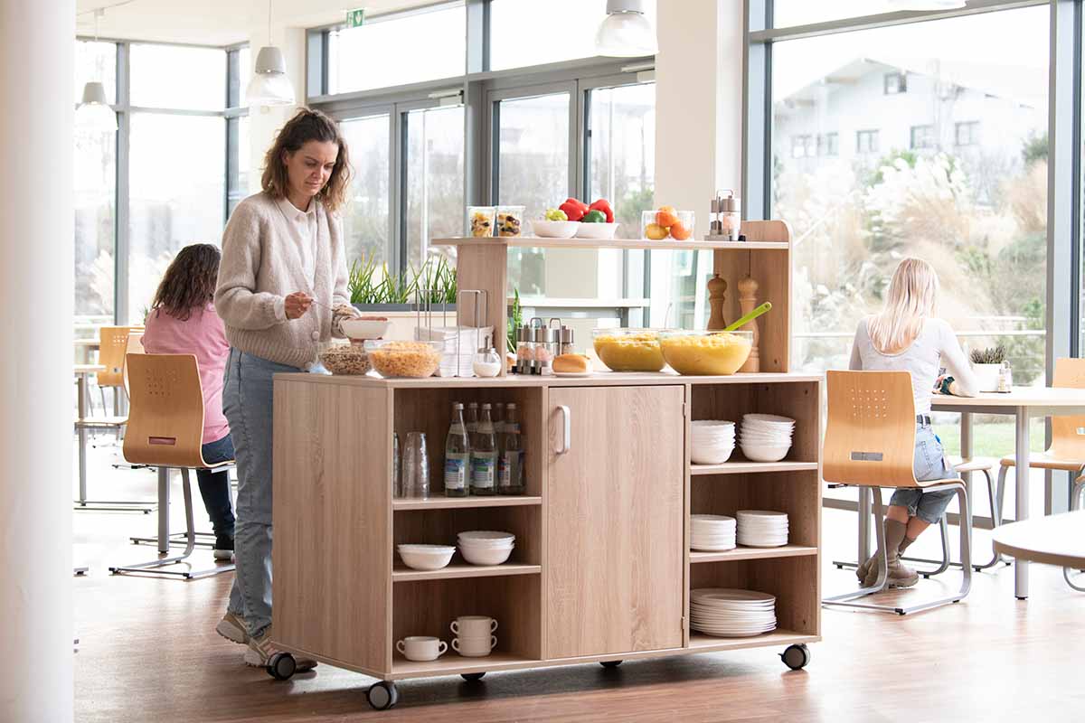 Betzold Buffetwagen beidseitig Betzold Buffetwagen beidseitig mit verschiedenem Essen und Geschirr in Mensa Setting