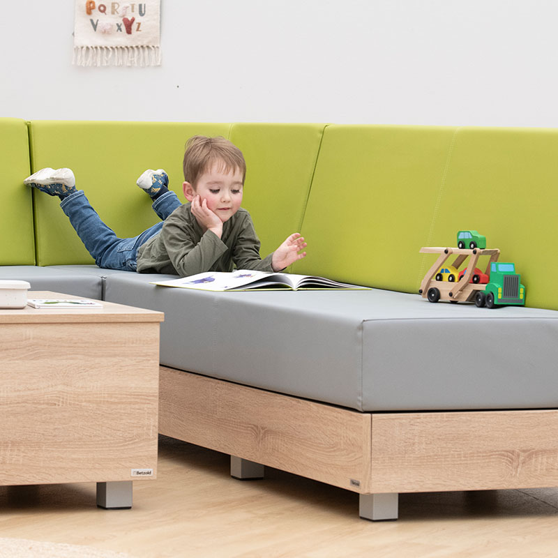 Chillo Sofa Chillo Sofa mit Chillo Couchtisch in Eiche mit kleinem Jungen