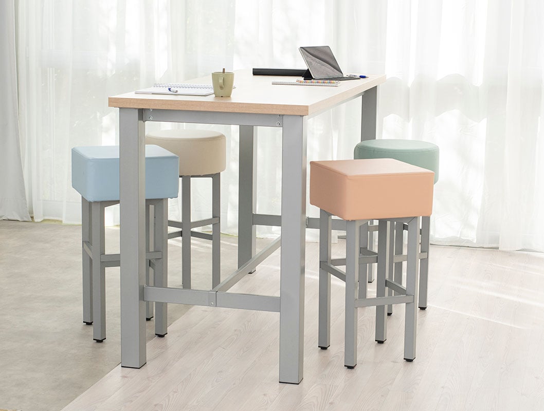 Betzold essBar Hochtisch und Hochhocker Anwendungsfoto Betzold essBar Hochtisch und Hochhocker mit Tablet und Schreibutensilien