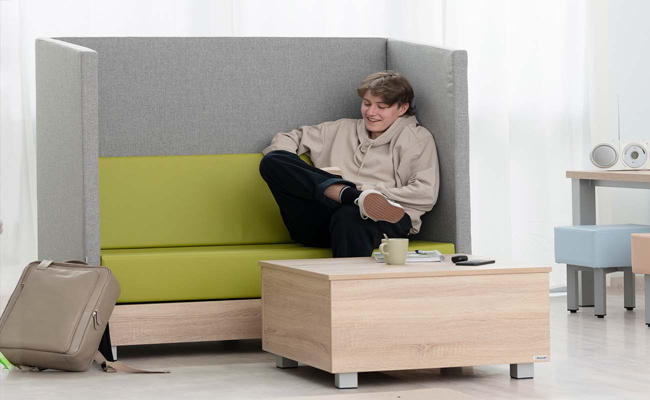 Betzold Schallschutzsofa Chillo mit Flexeo Tisch,Betzold Tasche und essBar Möbeln im Hintergrund