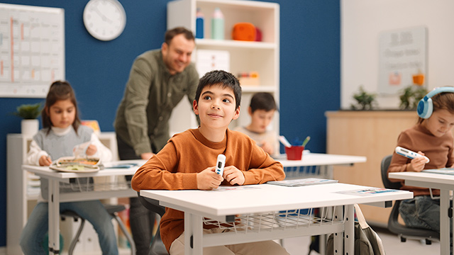 Kinder sitzen im Klassenzimmer und nutzen den Tellimero EDU in Stillarbeit