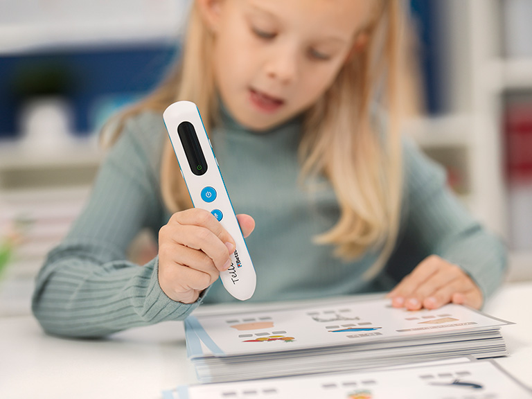 Tellimero Edu Kind zeigt den Tellimero Edu in die Kamera