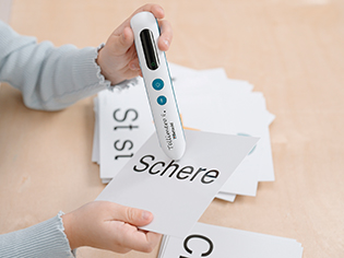 Tellimero Edu Kind hört Schulaufgaben mit dem Tellimero Edu