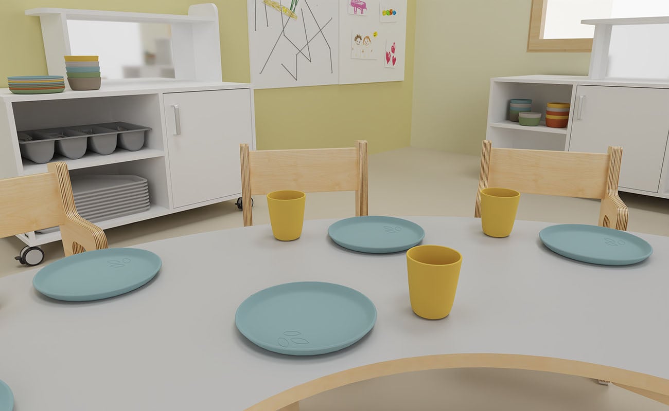 Ess-Ecke Ess-Ecke Ausschnitt mit TreeNside Kindergeschirr, Baccus Tisch und Kinderstühlen