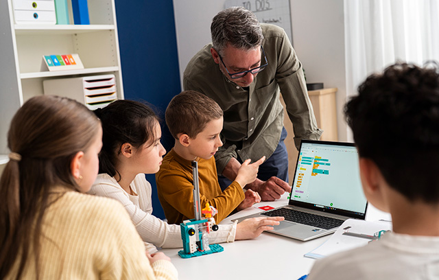 LEGO® Education Informatik & KI 11+ Informatik- & KI-Unterricht mit dem LEGO® Education Informatik- & KI-Set 11+