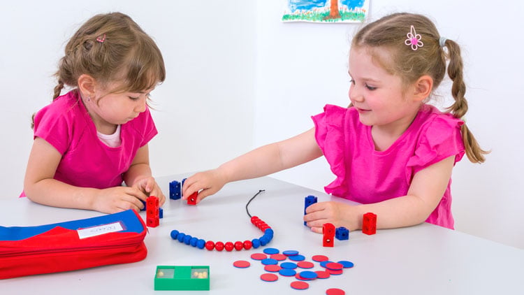 Kinder rechnen mit dem Betzold Rechenmäppchen