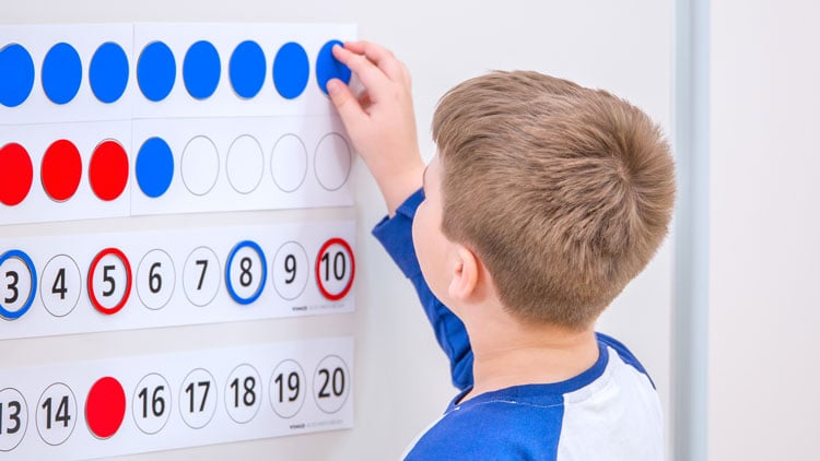 Schüler rechnet mit Wendeplättchen