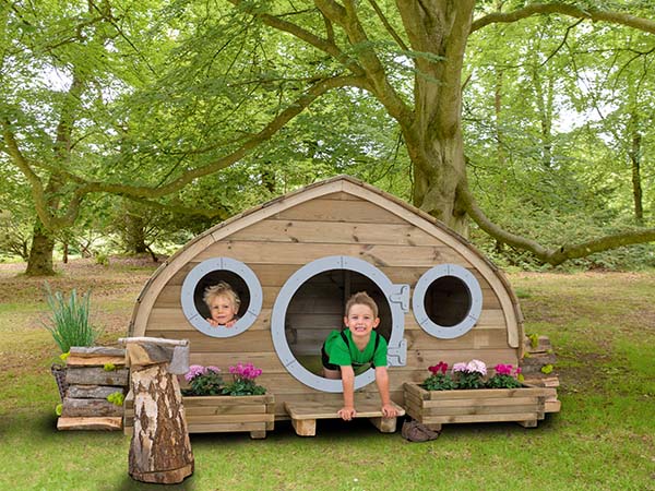 Betzold Cranny Haus Betzold Cranny Haus im Grünen mit 2 spielenden Kindern