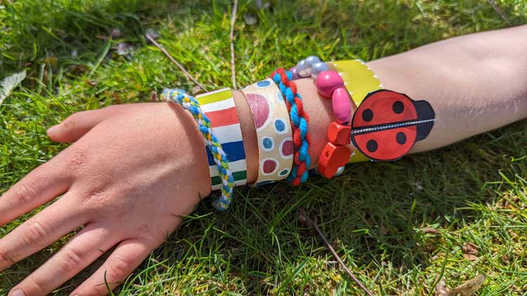 Armbänder basteln ist ganz einfach und kann von Kindern ab 3 Jahren umgesetzt werden.