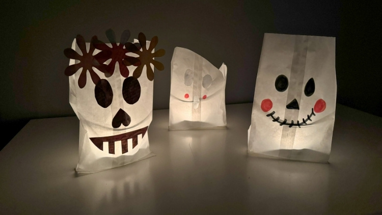 Windlichter in Geisterform aus Butterbrottüten