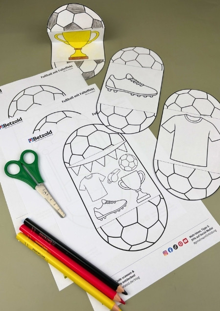 Fussball aus Papier, der gefaltet ein Bild enthält
