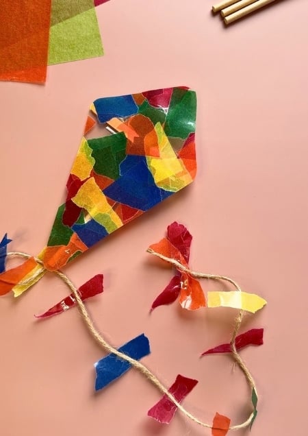 Ein herbstlicher Drachen, gebastelt aus Transparentpapier als Dekoration für Fenster