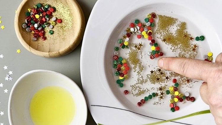 Oberflächgenspannung von Wasser in einem Teller mit Moosgummi erforschen