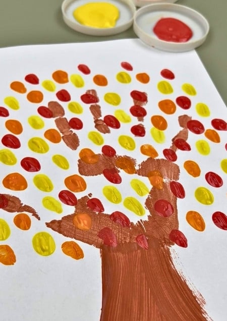 Herbstbaum aus einem Handabdruck und Fingerabdrücken